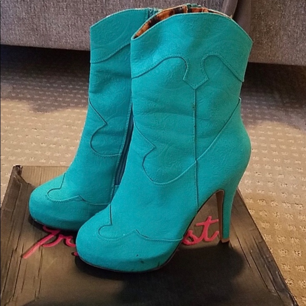 ISO Iron Fist Tigre and Bunny boots